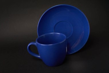 Uçan daireyle mavi kahve fincanı