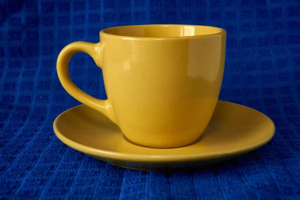 蓝色纹理背景的咖啡杯 — 图库照片