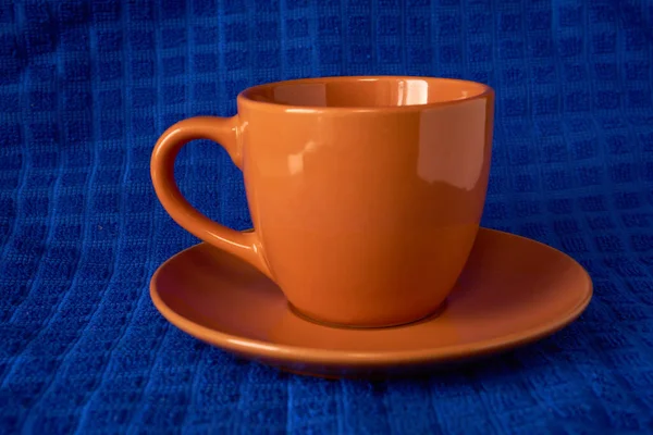 蓝色纹理背景的咖啡杯 — 图库照片