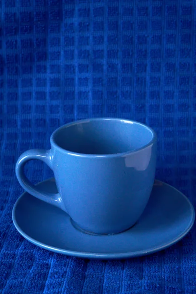 ブルーの質感の背景にコーヒーカップ — ストック写真