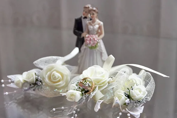 Wedding Rings Lying Background Flowers — Stock Photo, Image