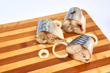 Mutfak tahtasındaki dilimlenmiş tuzlu uskumru.