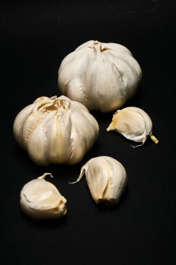 Koyu bir arka planda baş ve soğan.