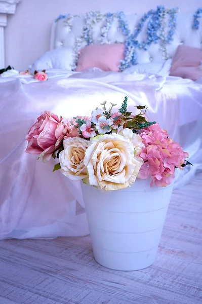 Buquê Flores Artificiais Vaso Chão Junto Cama — Fotografia de Stock
