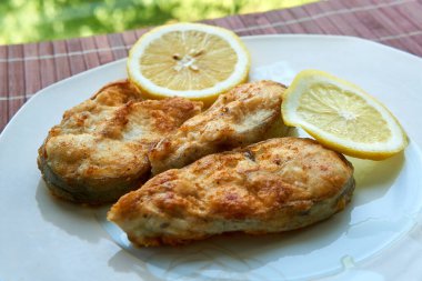 Limonlu kızarmış balık parçaları.