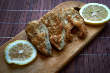 Limonlu kızarmış balık parçaları.