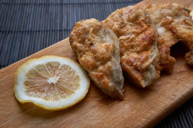 Limonlu kızarmış balık parçaları.