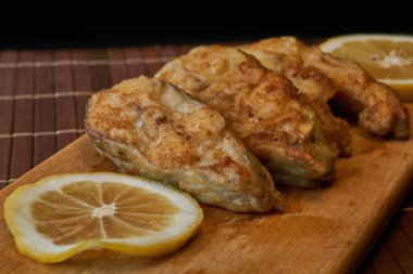 Limonlu kızarmış balık parçaları.