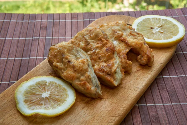 Limonlu kızarmış balık parçaları.