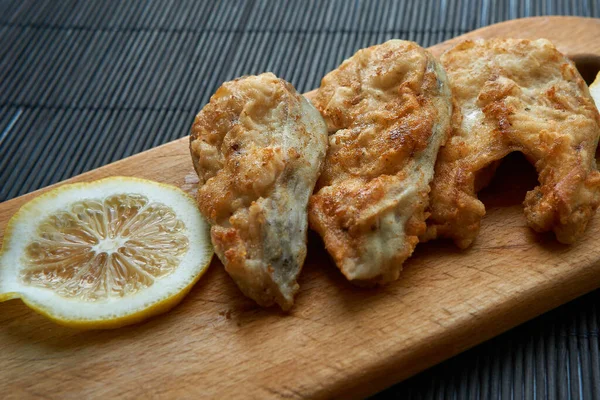 Trozos Pescado Frito Con Rodajas Limón — Foto de Stock