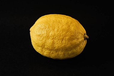 Koyu bir arka planda tam limon