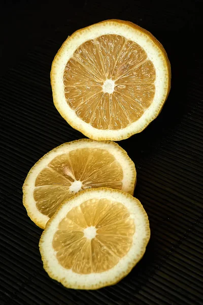 Zitronenscheiben Auf Dunklem Hintergrund — Stockfoto