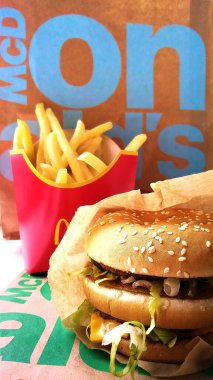 Kremenchug / Ukrayna - Mayıs 2020: Salata, peynir ve soğanlı lezzetli ızgara burger, Big Mac menüsü, McDonald 's