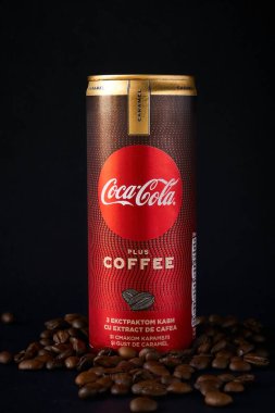 Kahve özü ve karamel aromalı Coca-Cola iç. Yazı