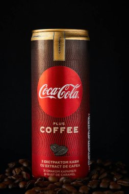 Kahve özü ve karamel aromalı Coca-Cola iç. Yazı