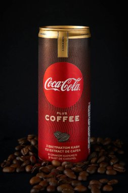 Kahve özü ve karamel aromalı Coca-Cola iç. Yazı