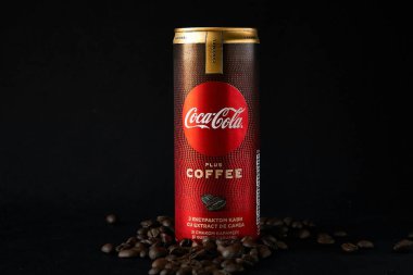 Kahve özü ve karamel aromalı Coca-Cola iç. Yazı