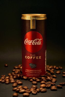 Kahve özü ve karamel aromalı Coca-Cola iç. Yazı