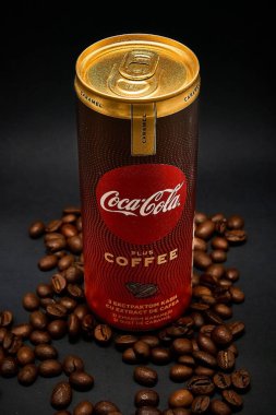 Kahve özü ve karamel aromalı Coca-Cola iç. Yazı