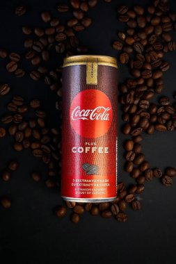 Kahve özü ve karamel aromalı Coca-Cola iç. Yazı