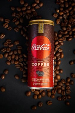 Kahve özü ve karamel aromalı Coca-Cola iç. Yazı