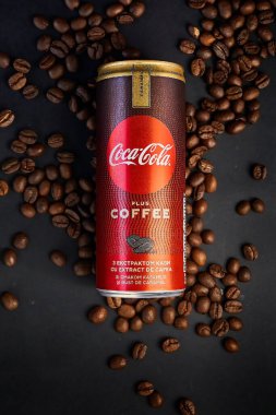 Kahve özü ve karamel aromalı Coca-Cola iç. Yazı