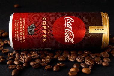 Kahve özü ve karamel aromalı Coca-Cola iç. Yazı