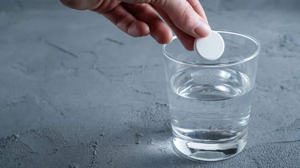 Alevli bir aspirin tableti bir bardak suya atılır. Metin için alanı olan arkaplan.