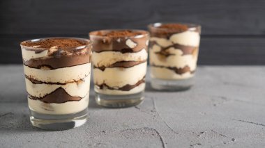 Camda geleneksel tiramisu. Ladyfingers mascarpone peyniri ve kakao tozundan yapılmış tatlı. Lezzetli, lezzetli tatlı