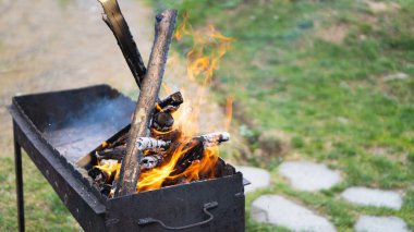 Izgara alevi. Doğada barbekü. Barbekü için odun ateşi hazır. Brezilya 'da yanan ateşi kapat. Izgarada barbekü
