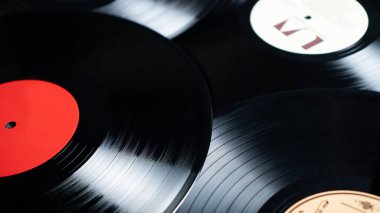 Dağınık vinil disklerin arka planının çok yakın görüntüsü. Siyah vinil plaka dokusu. İyi müzik konsepti