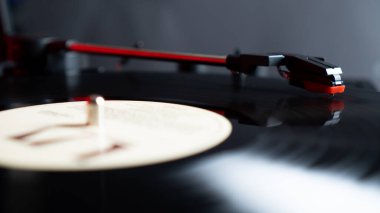 Siyah vinil plaka veya diskte fotokopi alanı olan vinil iğne stilini kapat. Turntable vinil kaydedici.