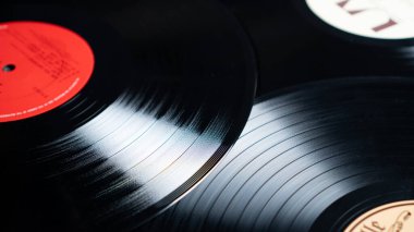 Dağınık vinil disklerin arka planının çok yakın görüntüsü. Siyah vinil plaka dokusu. İyi müzik konsepti