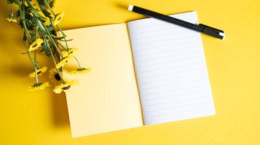 Boş Notepad. Çiçekli kızlar için parlak ve sarı defter. İş ve fotokopi alanı. Üst görünüm