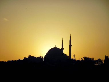 İstanbul 'da renkli günbatımının arka planında bir caminin silueti