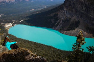 Kanada 'daki Banff Ulusal Parkı, Luise Gölü ile eşleşiyor