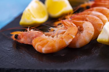       Koyu arkaplanda limonlu kral karidesleri