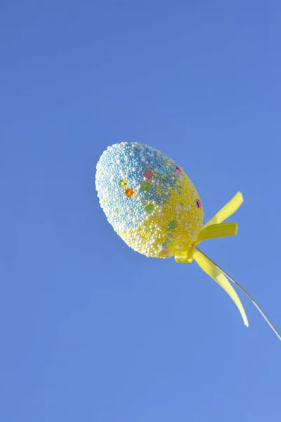 Декоративное Разноцветное Пасхальное Яйцо Синем Фоне — стоковое фото