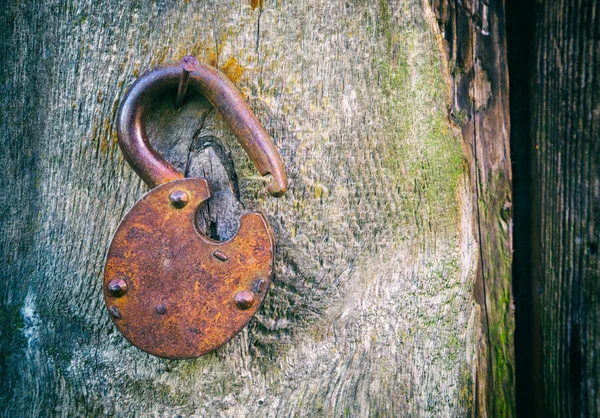 Den gamle rustne låsen – stockfoto