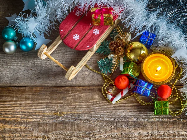 Vánoční dárkové krabice a sáně — Stock fotografie