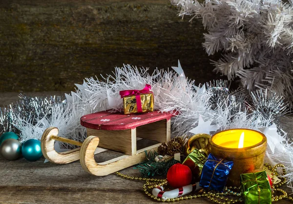 クリスマスプレゼント箱とそり — ストック写真