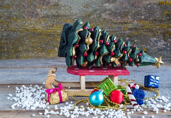 Weihnachtsbaum-Geschenkboxen und Schlitten — Stockfoto