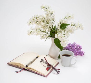 Leylak ve bir fincan kahve