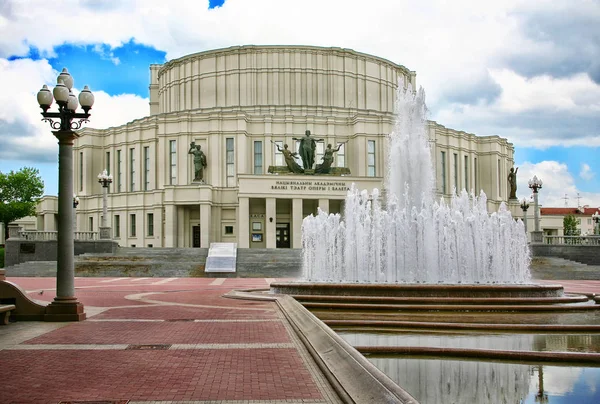 Bielorrusia, Minsk, el Teatro Nacional de Ópera y Ballet —  Fotos de Stock