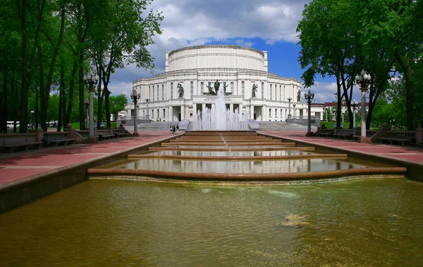 Bielorrusia, Minsk, el Teatro Nacional de Ópera y Ballet —  Fotos de Stock