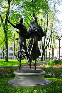 Belarus, Minsk, heykeller dansçılar, Opera Binası