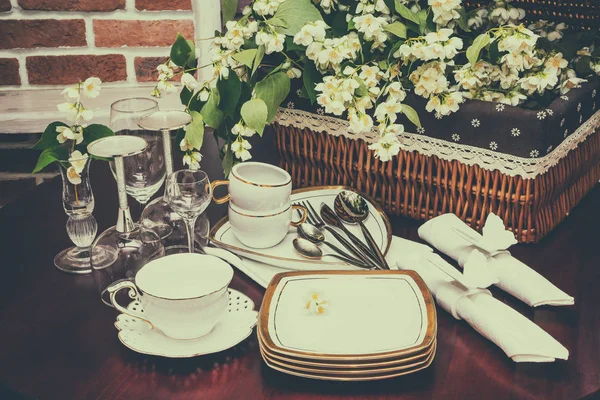 Utensílios de mesa e flores de jasmim. close-up — Fotografia de Stock