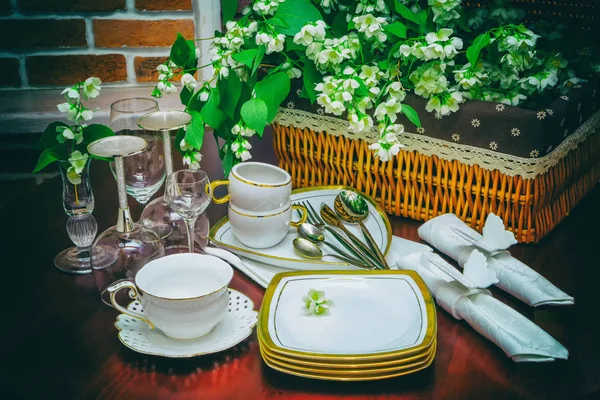 Stoviglie e fiori di gelsomino. primo piano — Foto Stock