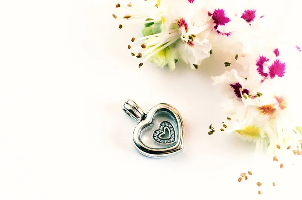 Dámské šperky, symbol srdce — Stock fotografie