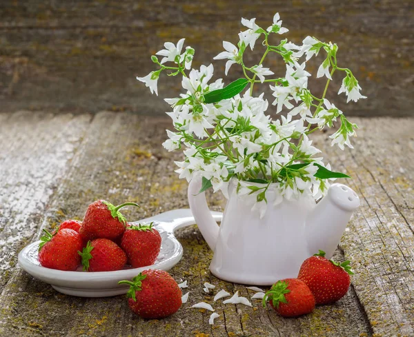 Natura morta con fragole rosse — Foto Stock